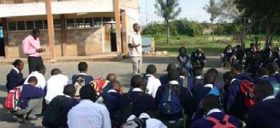 O'Brien speaks with a group of students